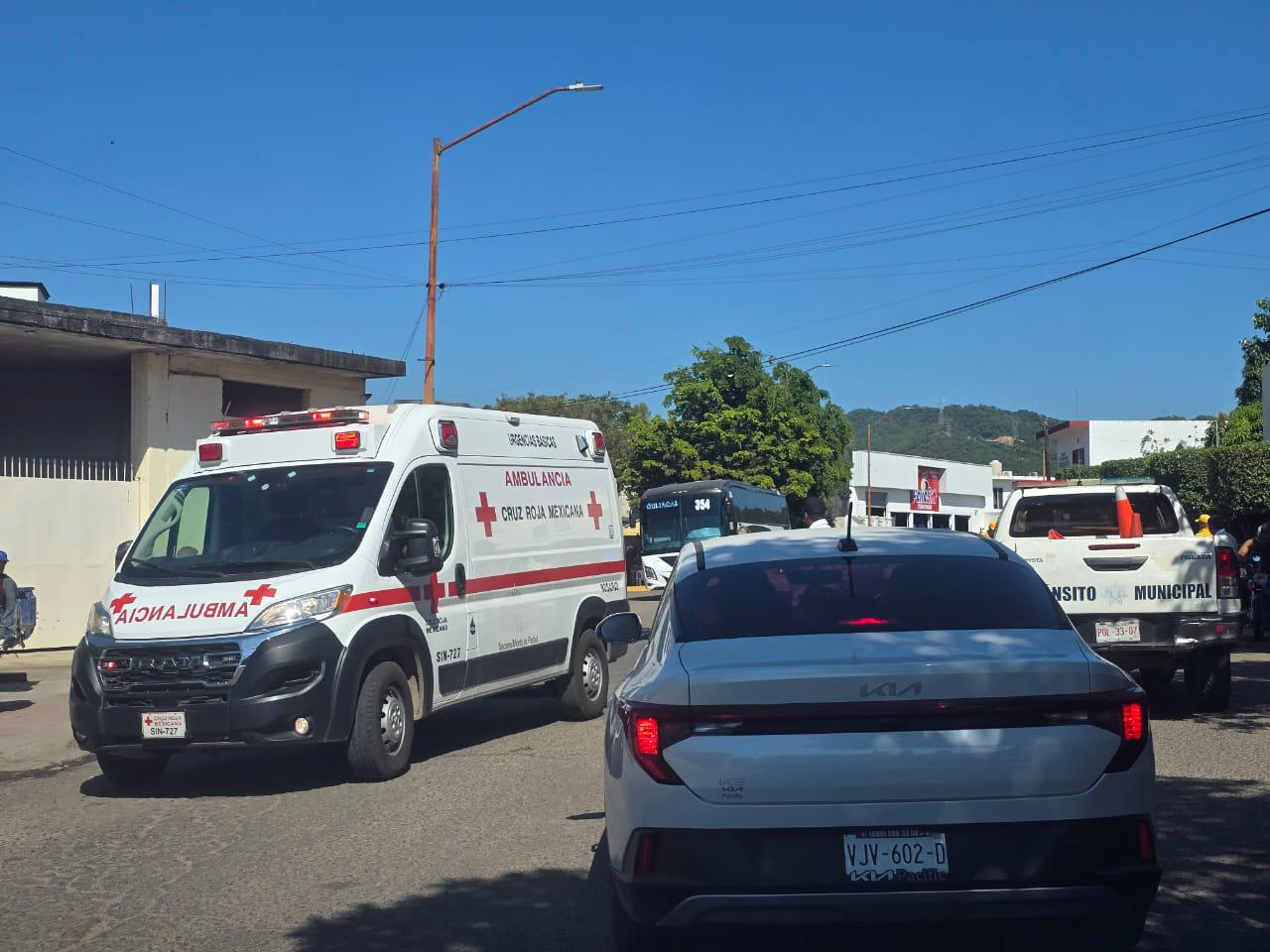 $!Choque entre motocicletas deja herida a una persona de la tercera edad, en Rosario