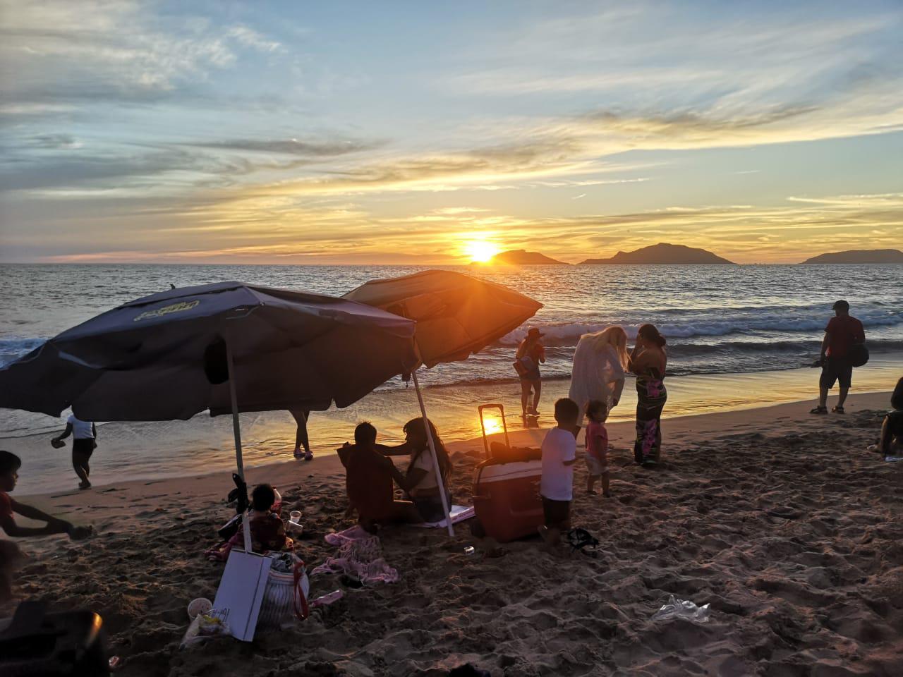 $!Disfrutan hasta el último minuto de vacaciones en Mazatlán