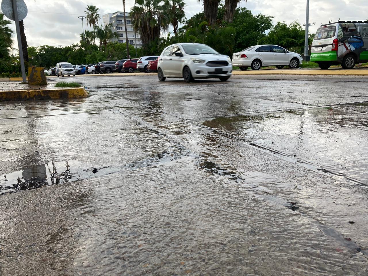 $!Corren aguas negras en la Sábalo-Cerritos, en Mazatlán; aunque hay denunciado, no resuelven
