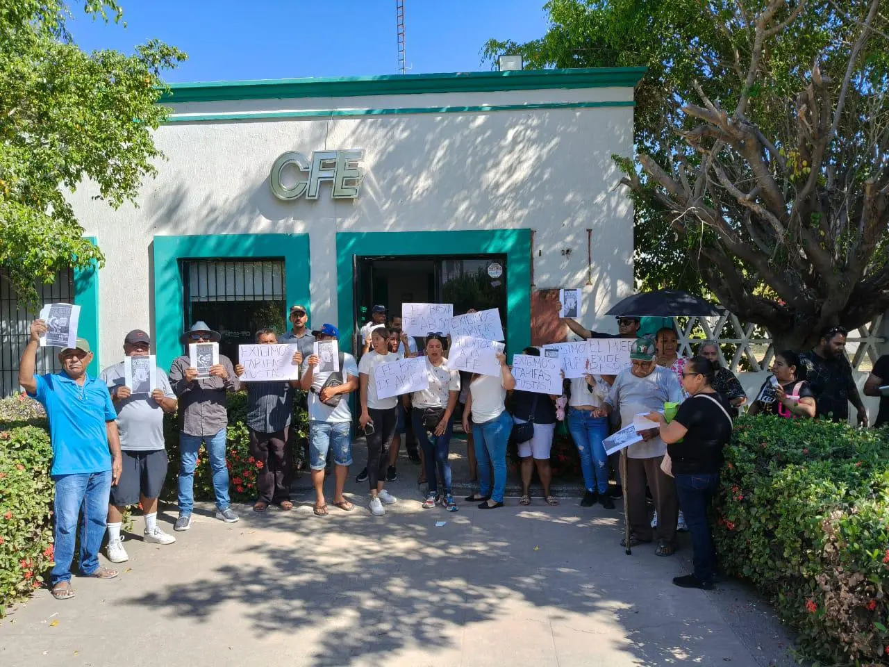 $!Vecinos de Rosario protestan contra altos cobros de la CFE
