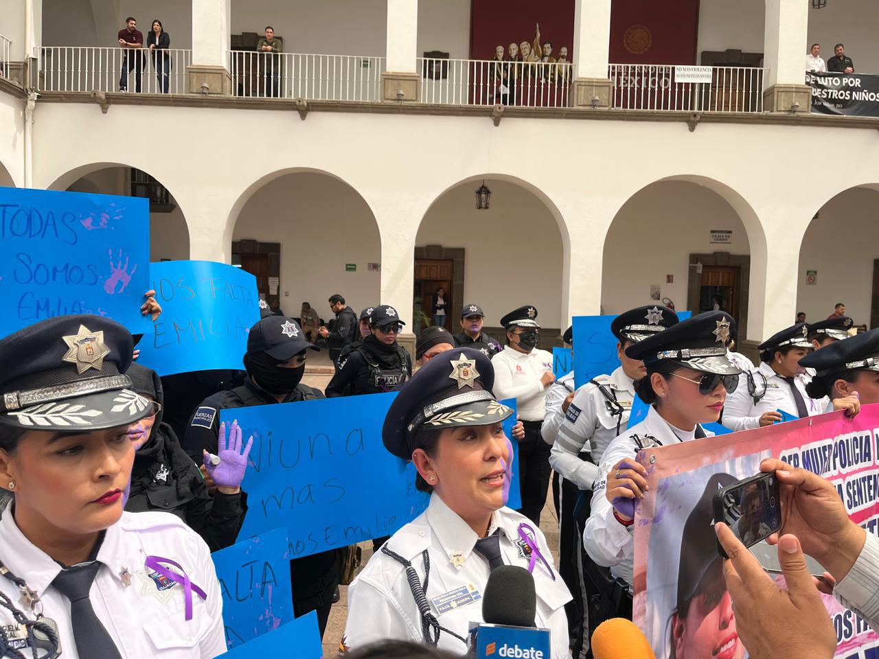 $!‘Nos falta Emilia’: agentes policiales de Culiacán se manifiestan exigiendo justicia por su compañera asesinada