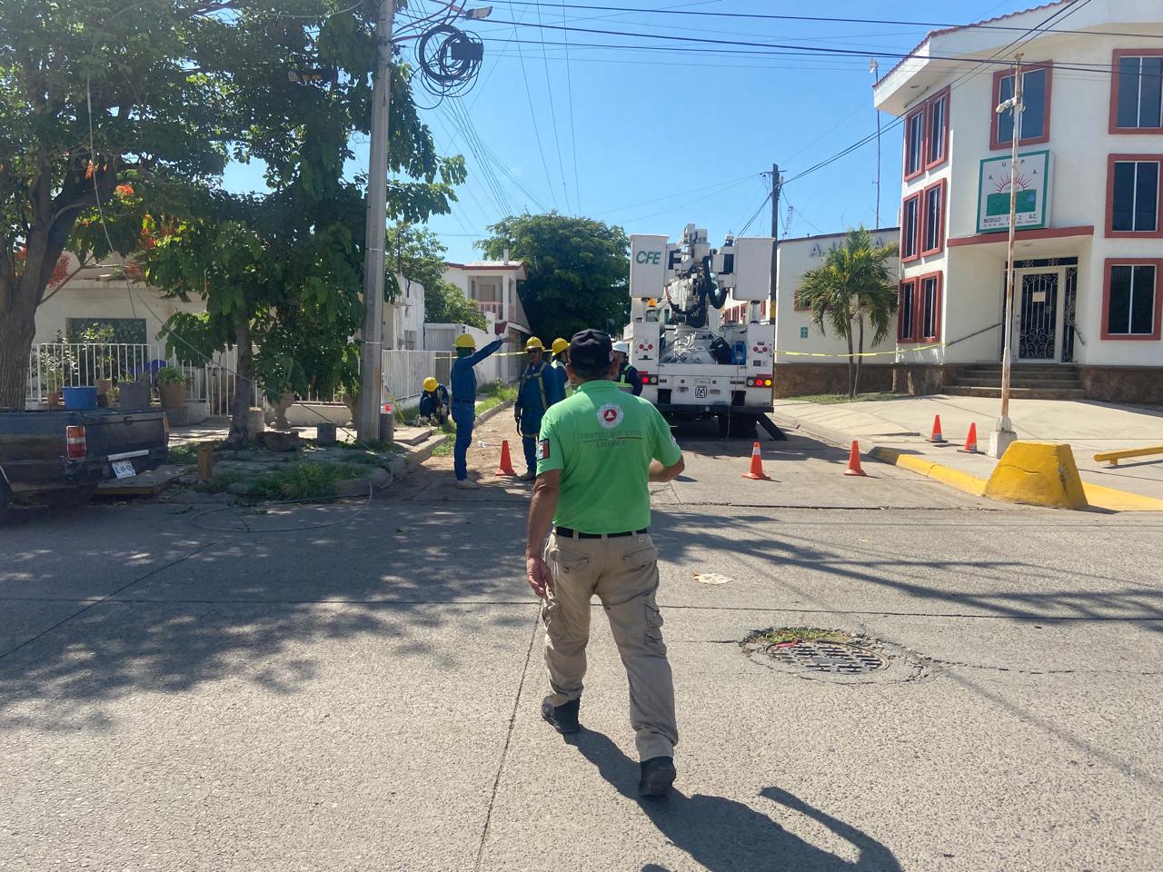 $!Colapsa poste de la CFE y deja sin luz a vecinos del sector Centro de Los Mochis