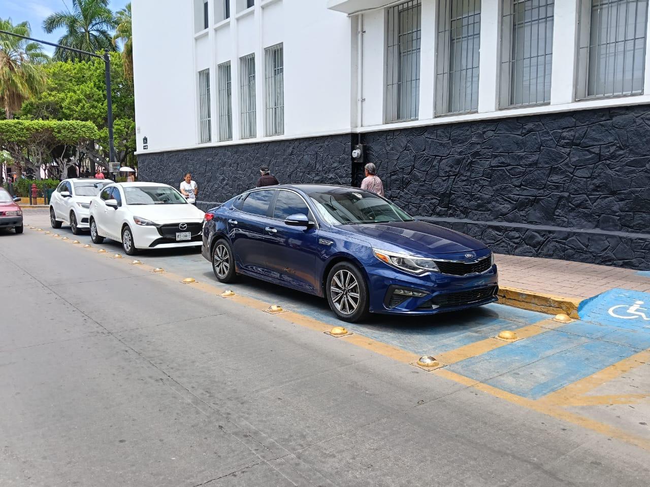$!Denuncian que en calles del Centro de Mazatlán acaparan estacionamientos para discapacitados