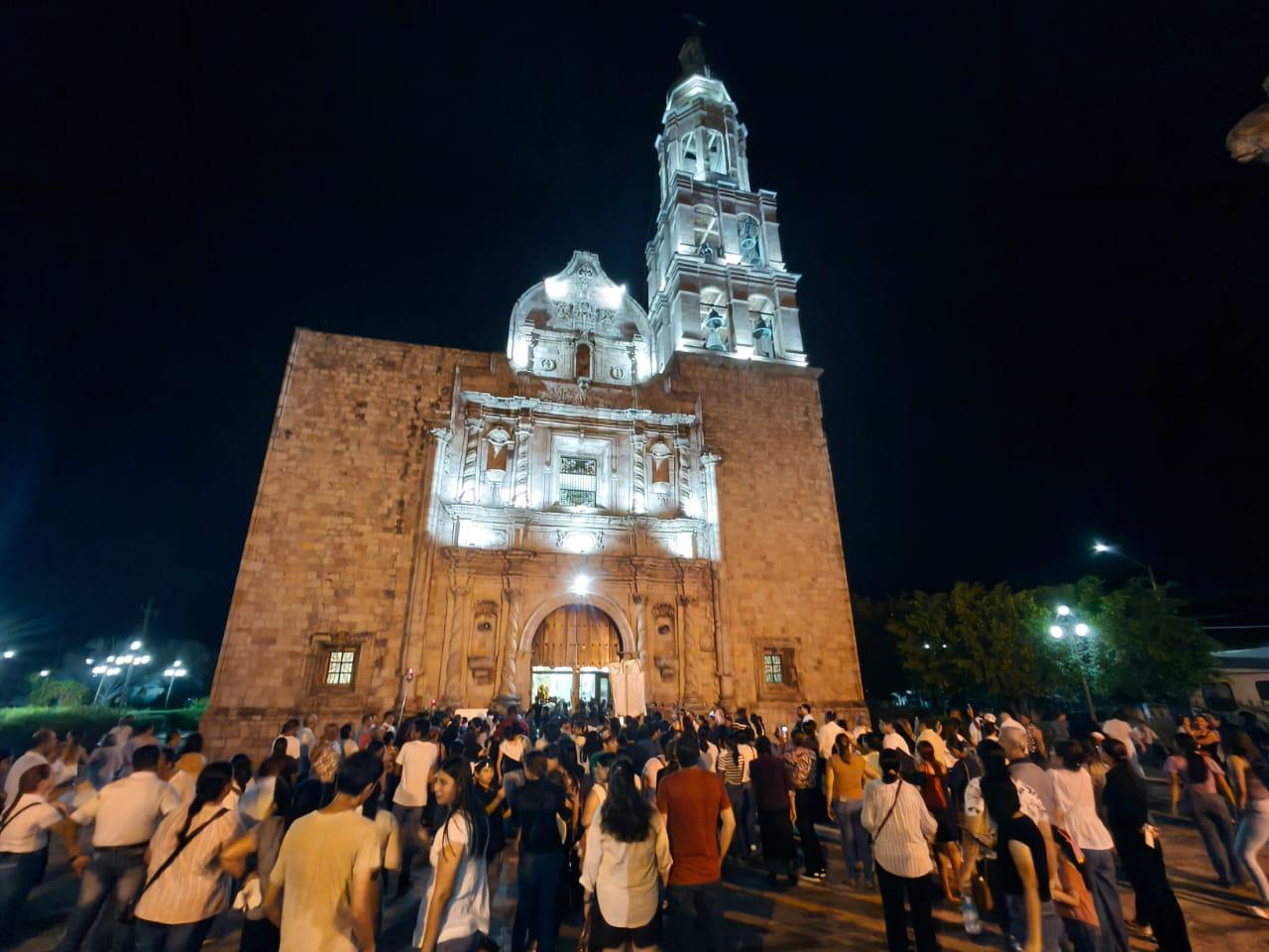 $!Peregrinan jóvenes y mineros en honor a la Virgen del Rosario