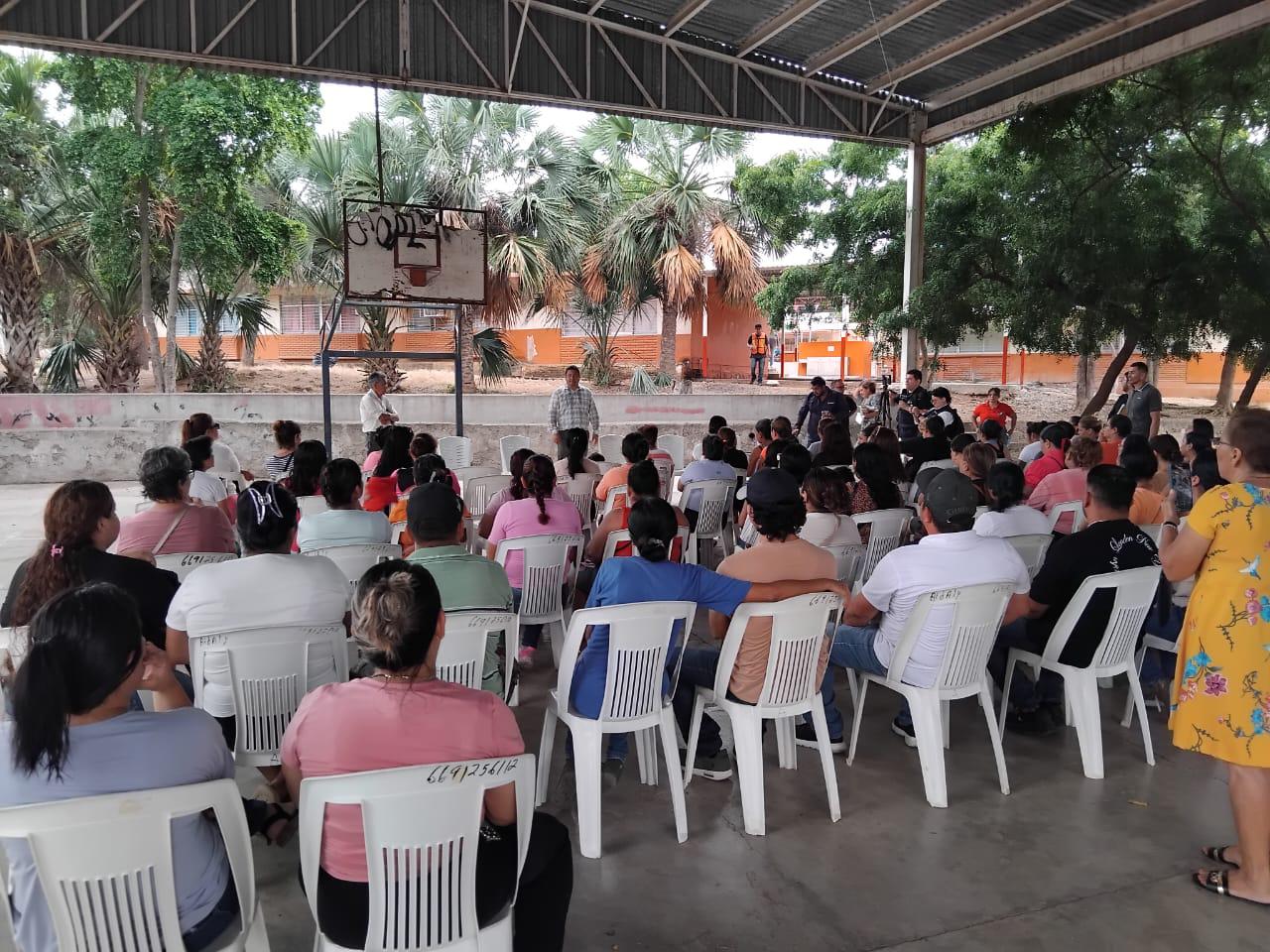 $!Protestan padres de familia en primaria de Mazatlán por manejo de recursos