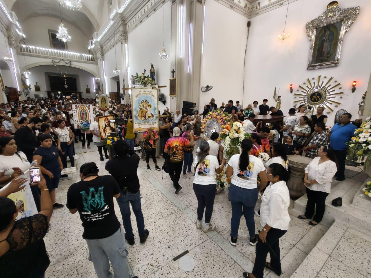 $!Pueblo de Agua Verde peregrina para agradecer la salud de joven y pedir paz a la Virgen del Rosario