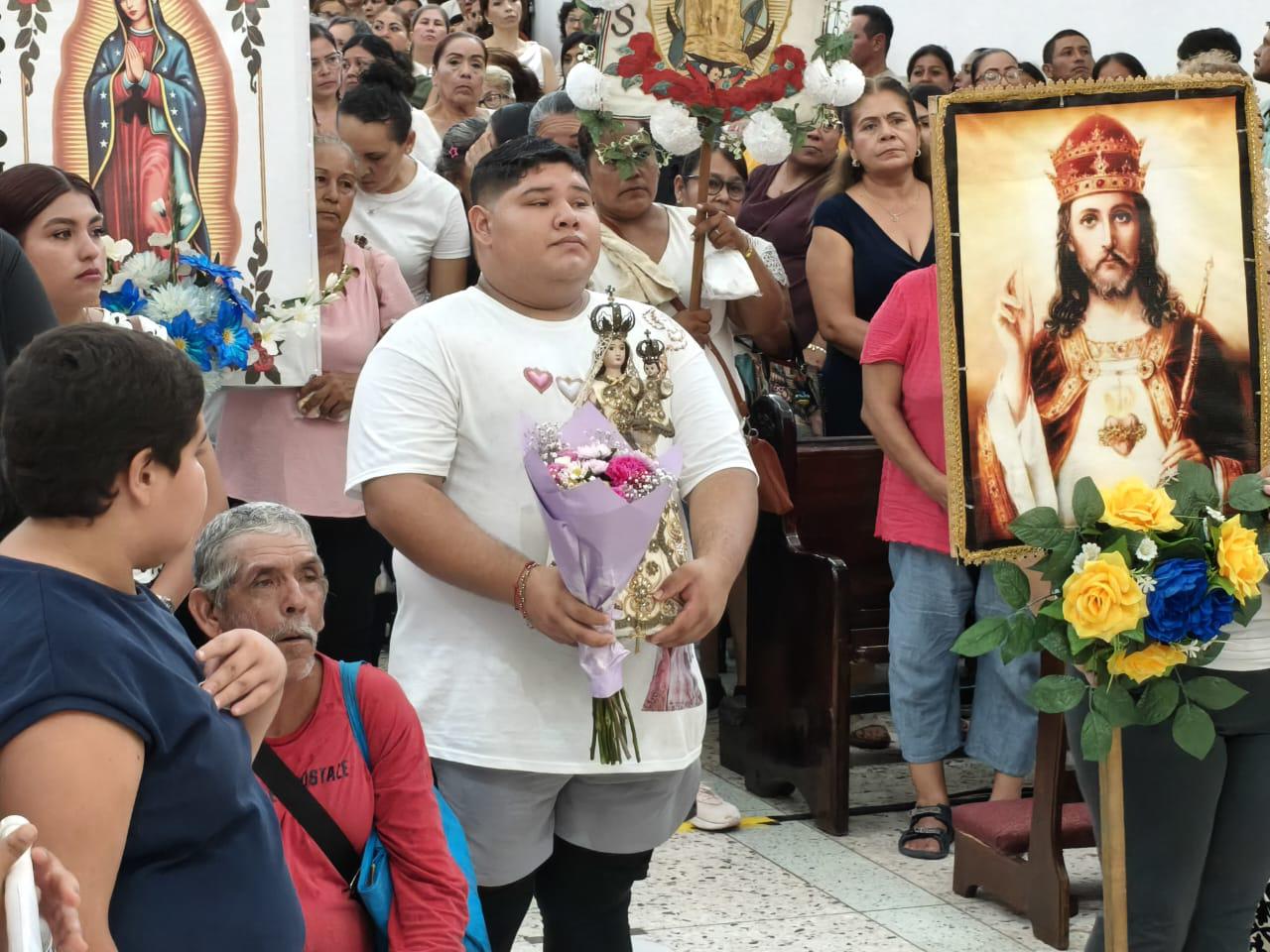 $!Pueblo de Agua Verde peregrina para agradecer la salud de joven y pedir paz a la Virgen del Rosario