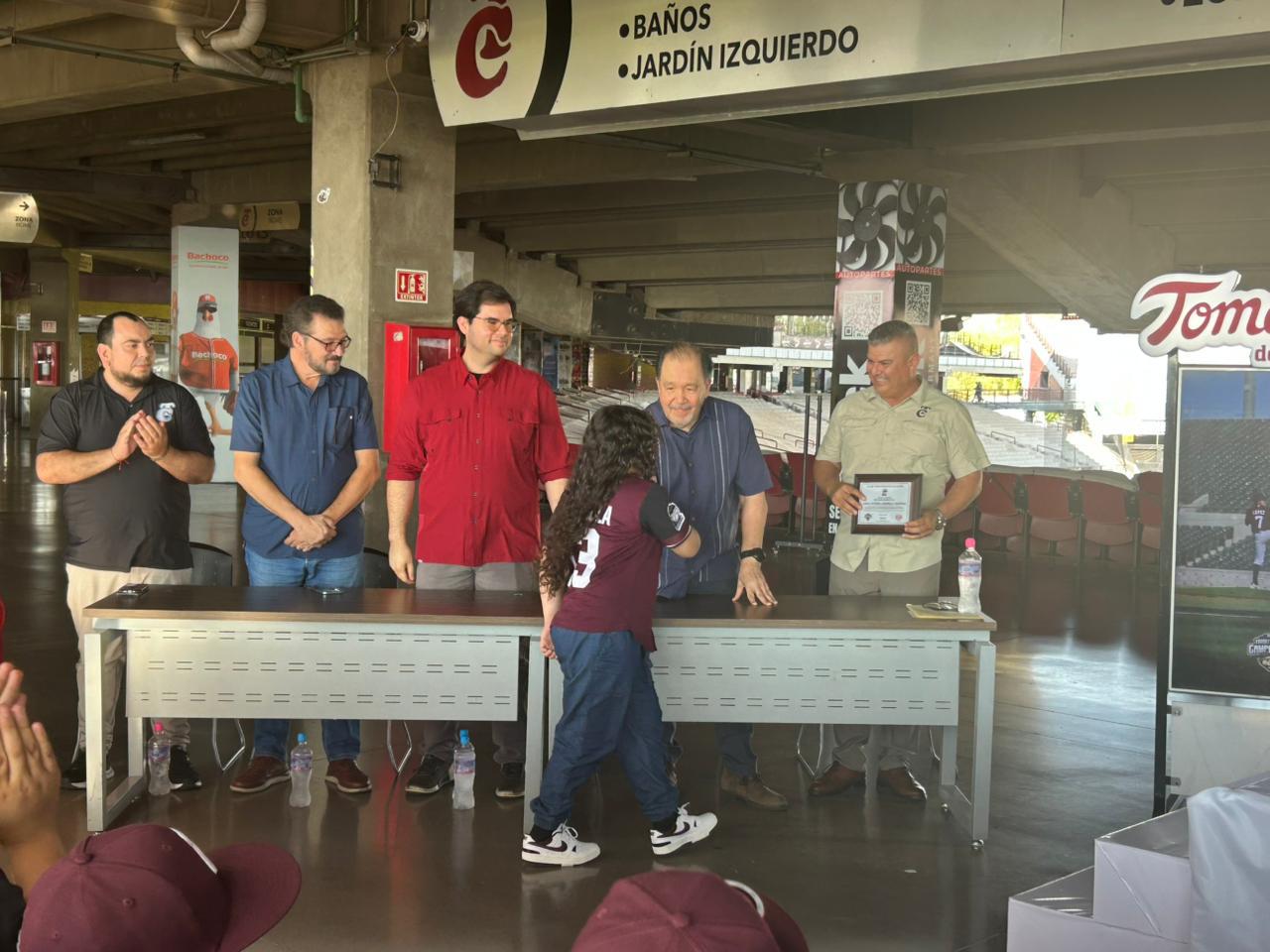 $!Recibe Club Tomateros a sus Tomateritos campeones tras triunfar en Ciudad Obregón