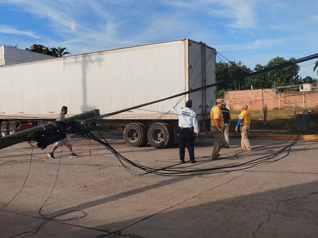 $!Tráiler derriba poste al transitar por vialidad de la cabecera de Rosario