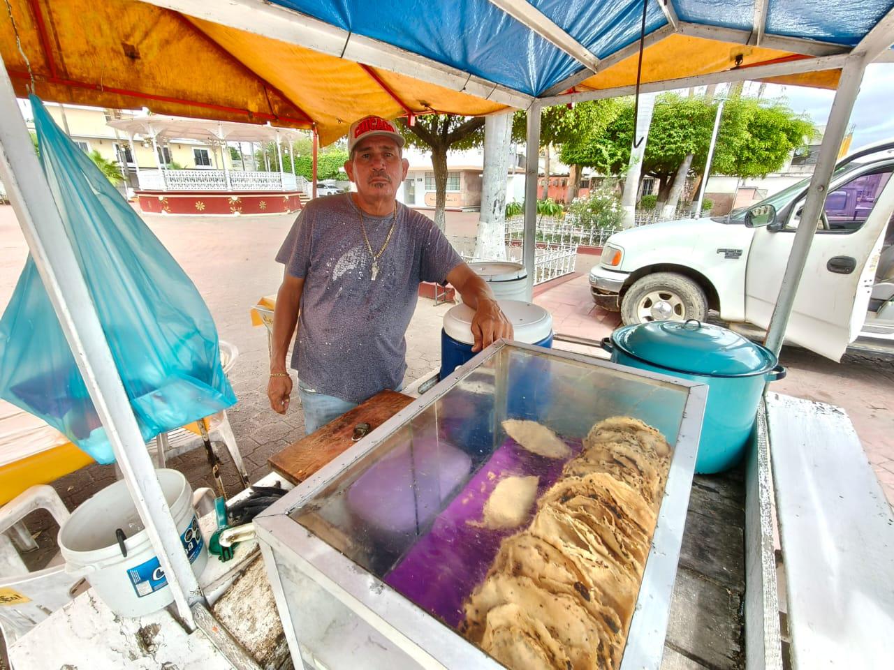 $!Francisco mantiene viva la tradición de los tacos dorados en El Rosario desde hace 21 años