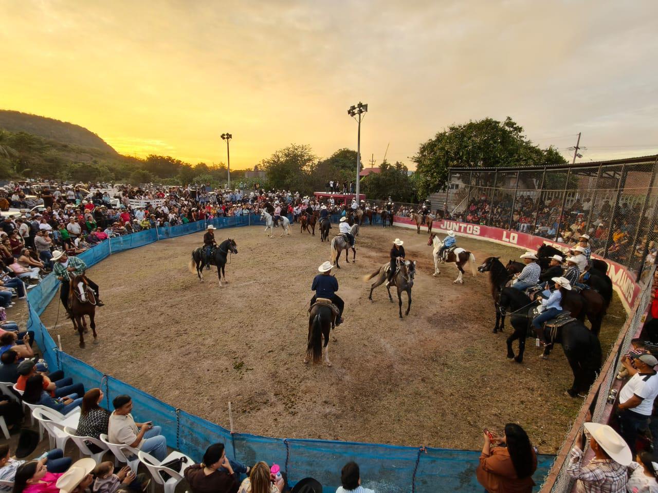 $!Armando Zúñiga Barrón recibe homenaje con cabalgata y cala de caballo en Chametla