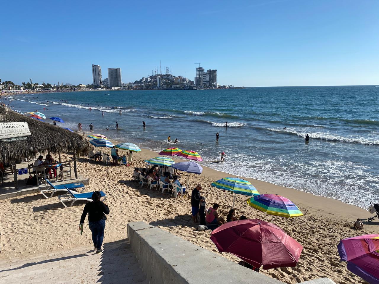 $!Playas de Mazatlán registran baja afluencia de bañistas en Jueves Santo