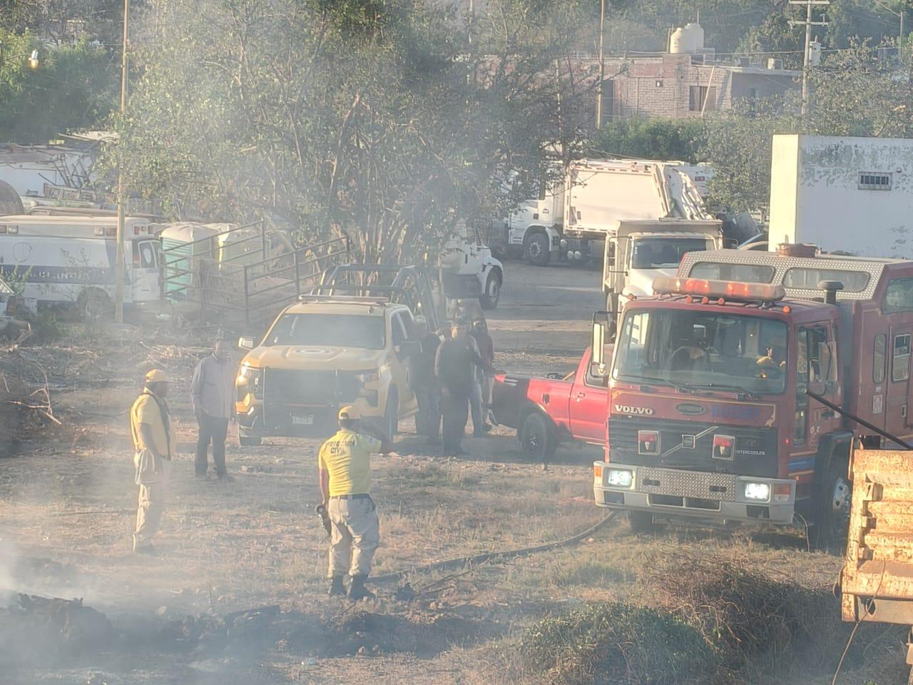 $!Incendio de maleza amenaza a pensión y base de Seguridad Pública en Rosario