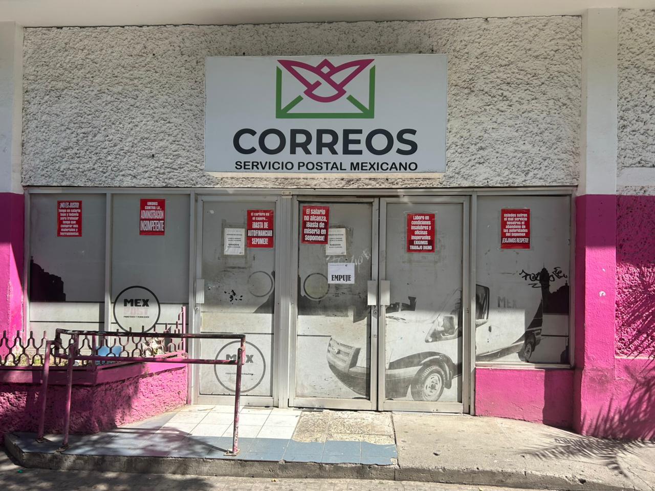 $!Trabajan carteros bajo protesta en Culiacán; exigen mejoras laborales