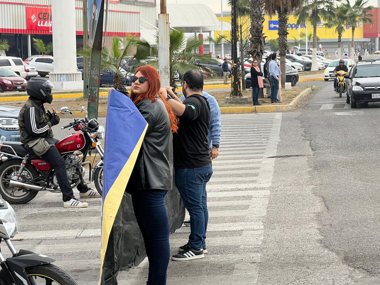 $!En cruceros de Culiacán, Mazatlán y Rosario trabajadores de la UAS ahora pegan calcas y entregan volantes