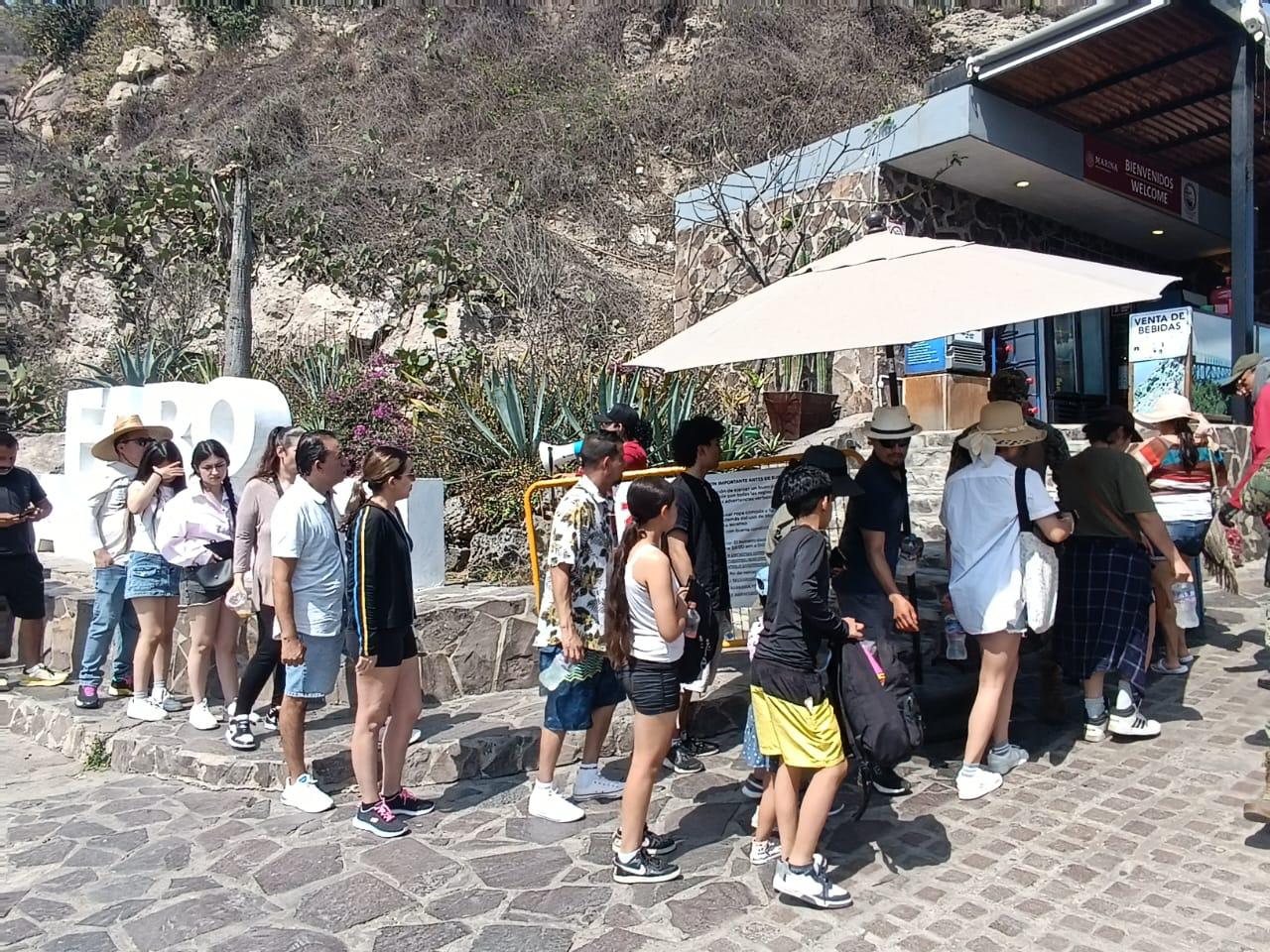 $!En Viernes Santo, miles de turistas disfrutan por la mañana del Faro de Mazatlán