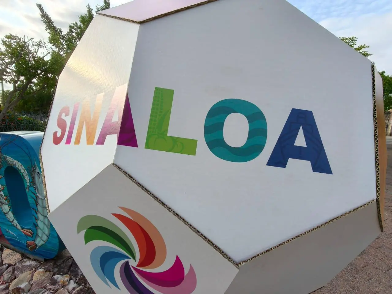 $!Instalan dos balones alusivos al Mundial en Rosario; ciudadanos cuestionan la calidad