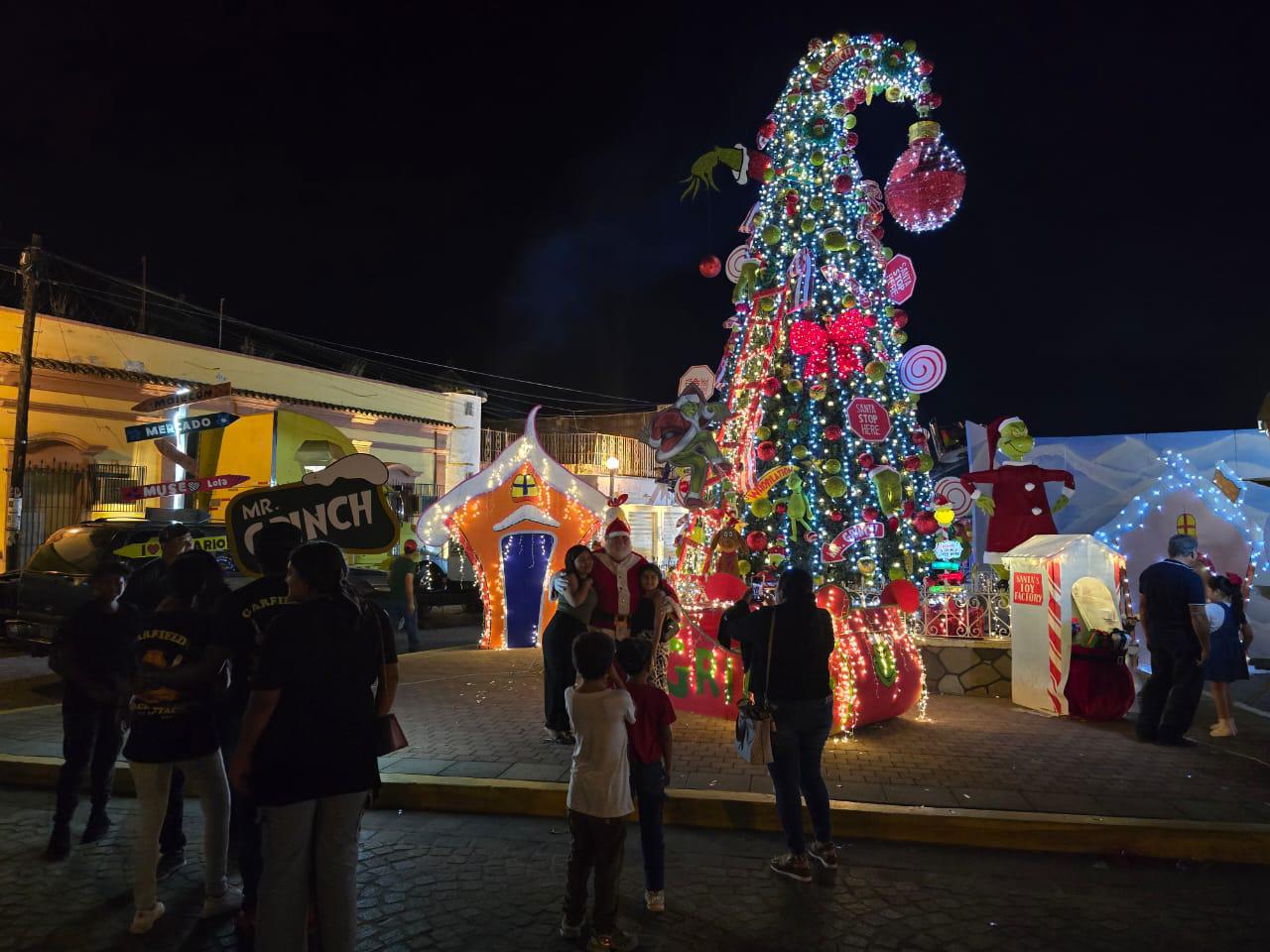 $!César Omar se convierte en ‘Santa’ para la ilusión de los pequeños en Rosario