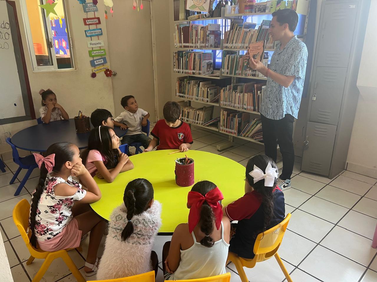 $!Los pequeños escucharon atentos las historias.