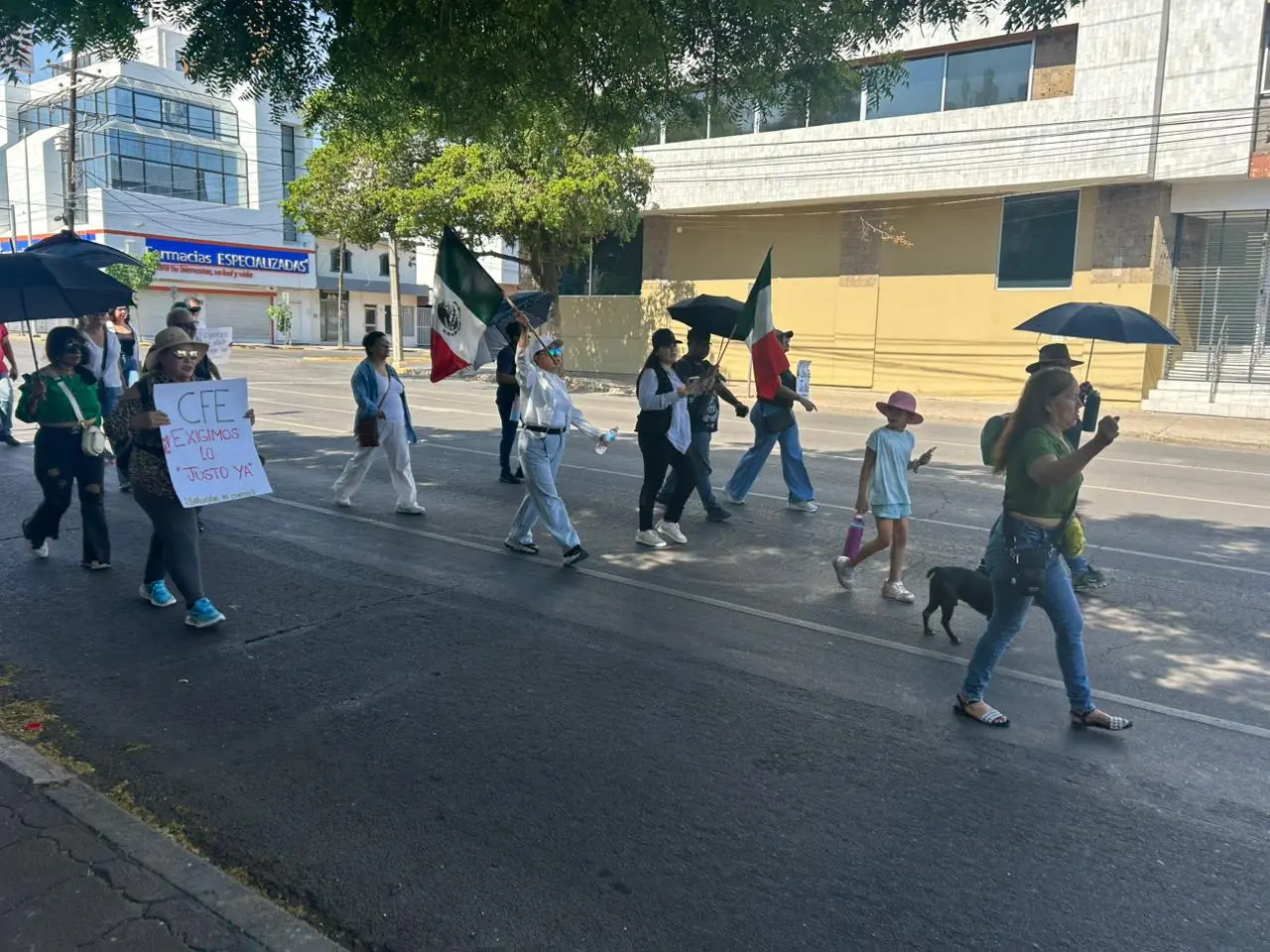 $!Marchan en Culiacán contra altos cobros de la CFE; ciudadanos exigen tarifas justas