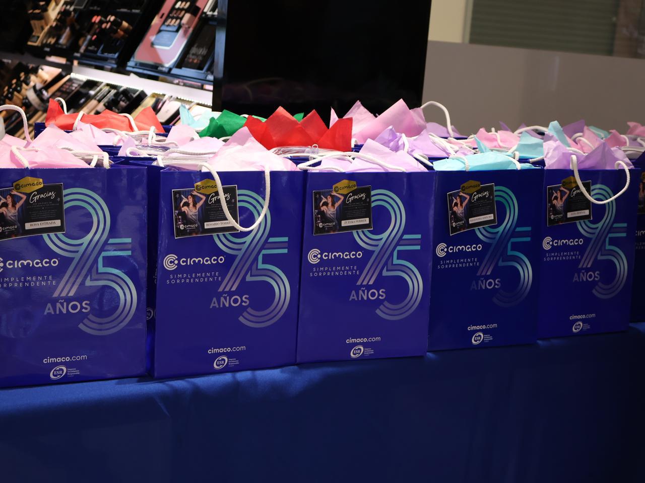 $!Las clientas recibieron kits de regalo con algunos de los productos que se exhibieron.