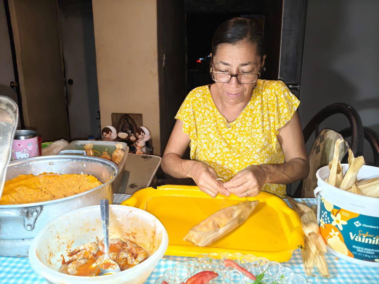 $!Desde hace 15 años, ‘Monse’ se ha dedicado en Rosario a la elaboración de tamales en la fiesta de San Juan