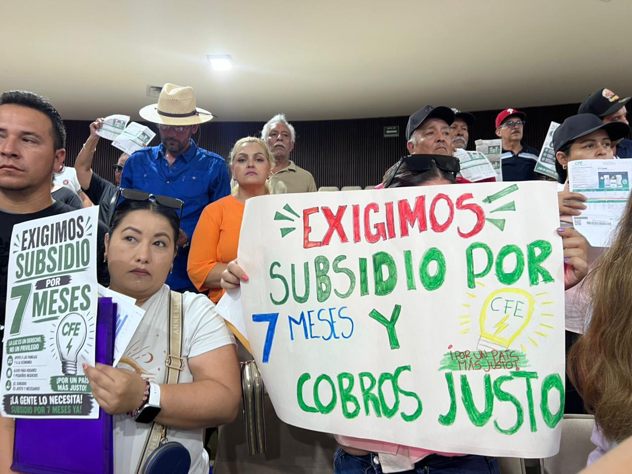 $!Ciudadanos protestan en el Congreso de Sinaloa por altos cobros de la CFE