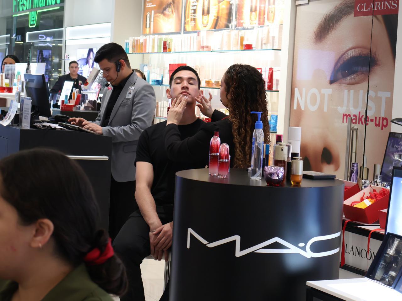 $!Los especialistas en belleza aplicaron productos de maquillaje, perfumería y limpieza facial.