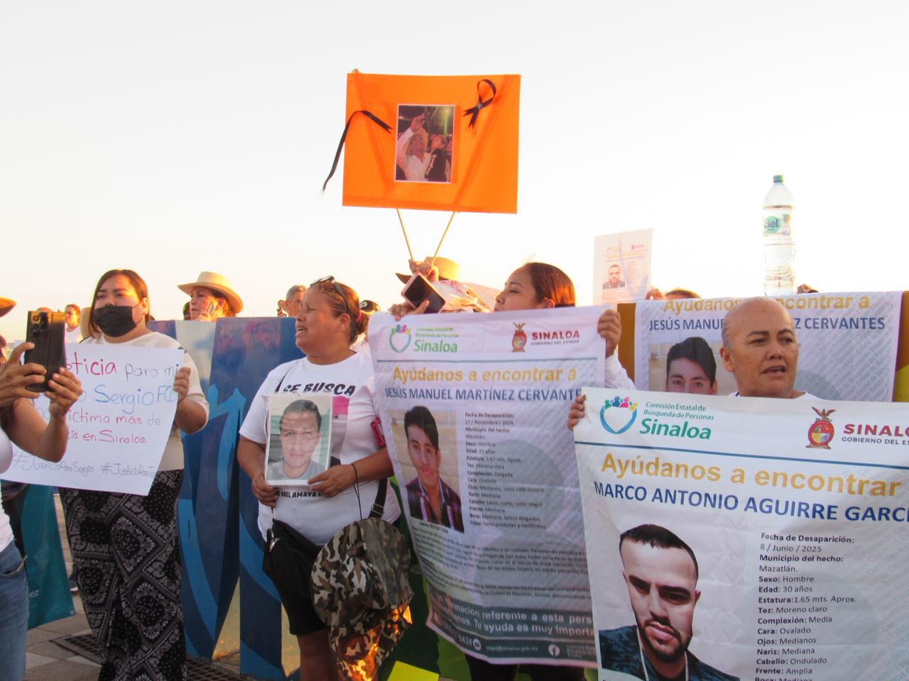 $!Mazatlecos exigen paz y revocación de mandato en marcha en el malecón