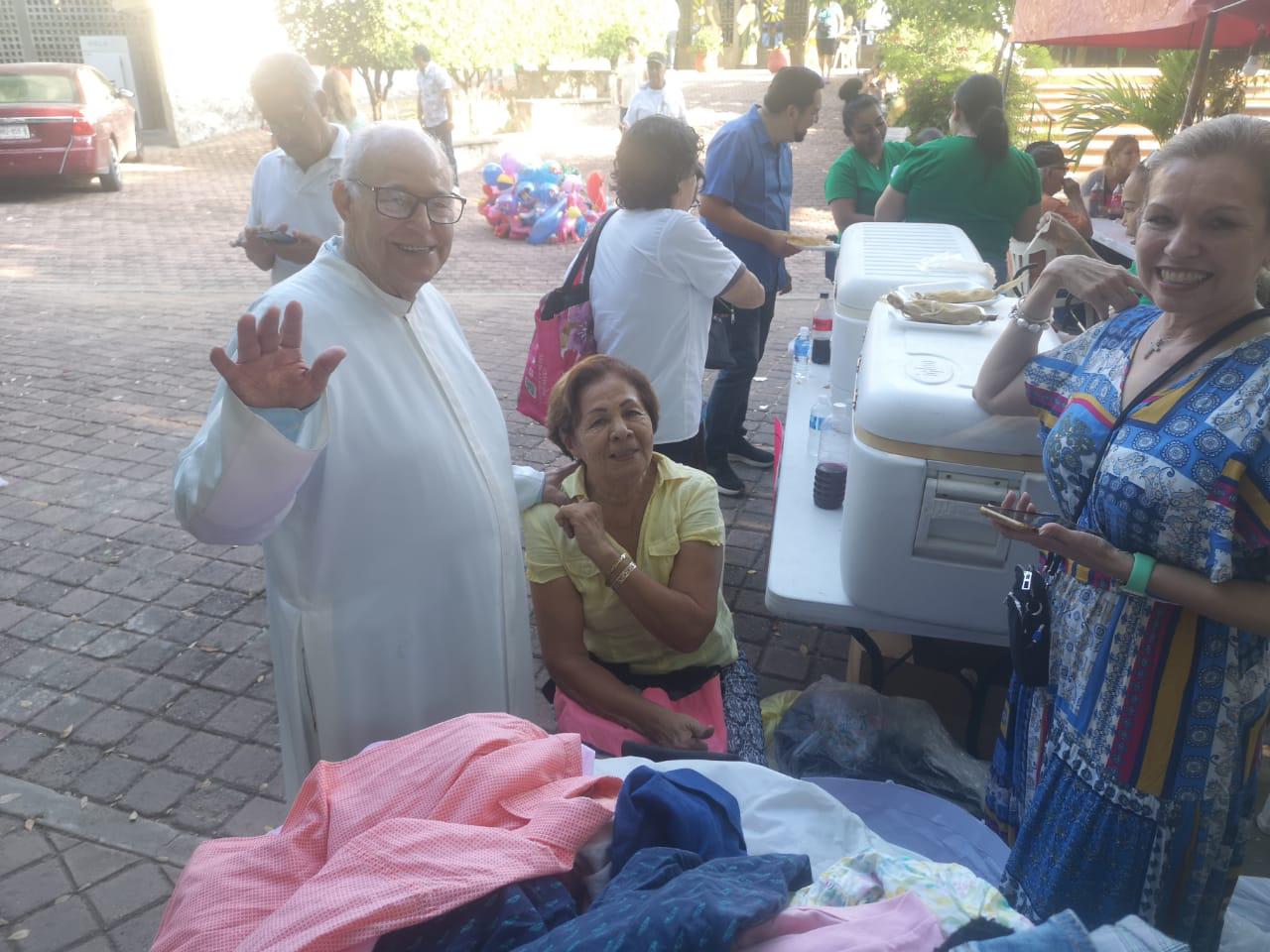$!El Padre Horacio Hernández de la Torre convivio con los asistentes a la kermés.