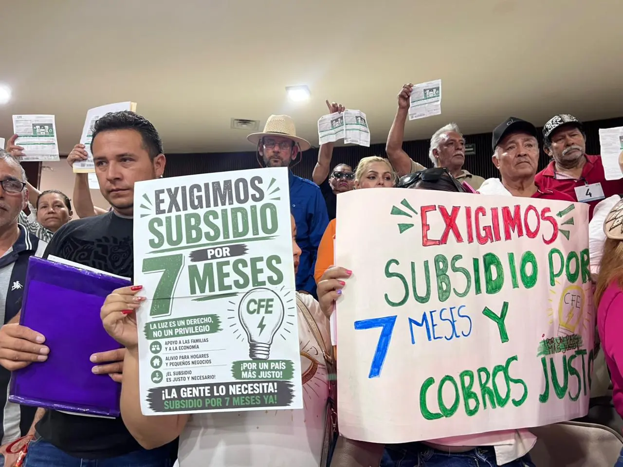 $!Ciudadanos protestan en el Congreso de Sinaloa por altos cobros de la CFE