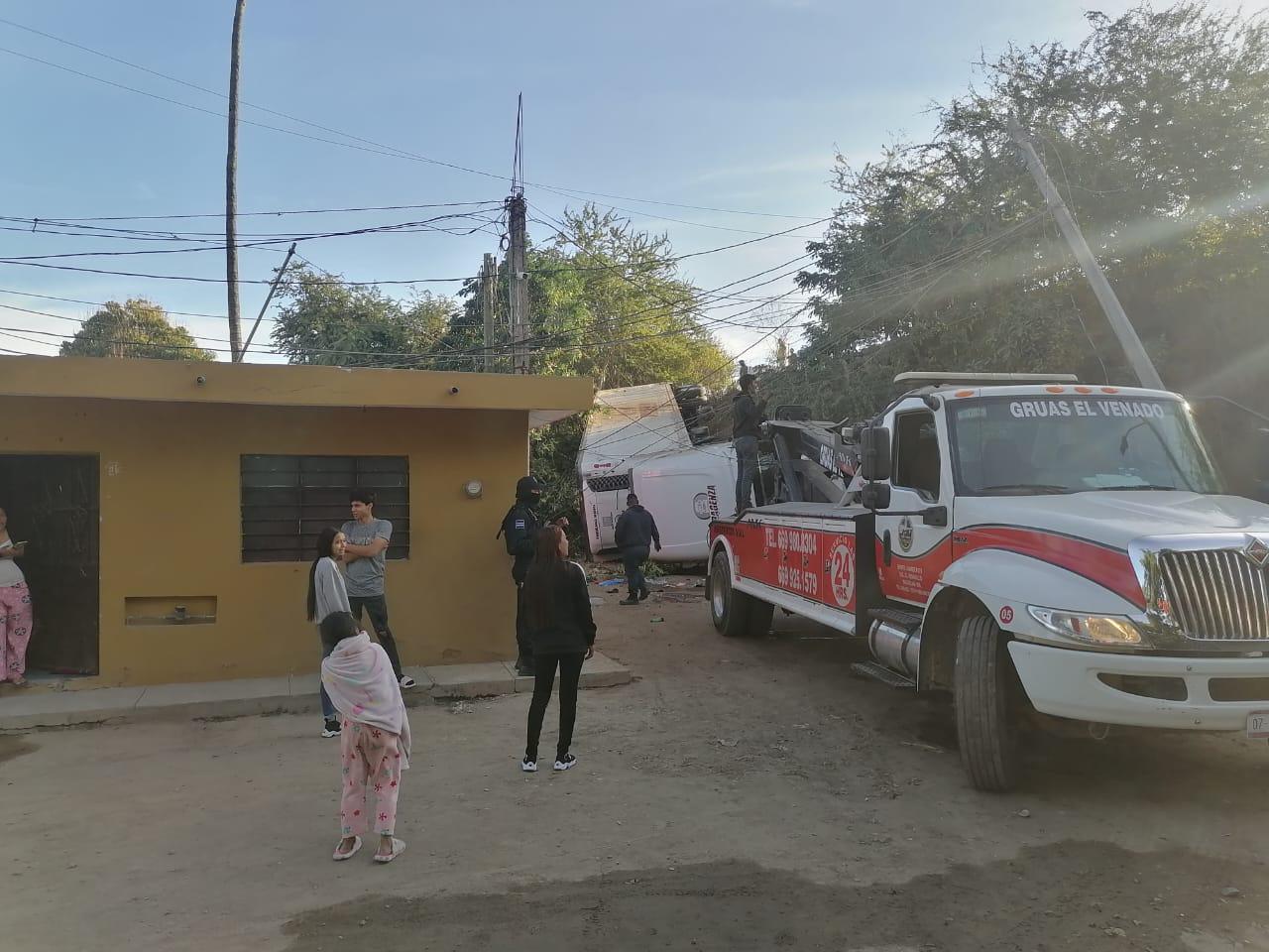 $!Tráiler vuelca y cae desde el Paso Superior Sur en Mazatlán