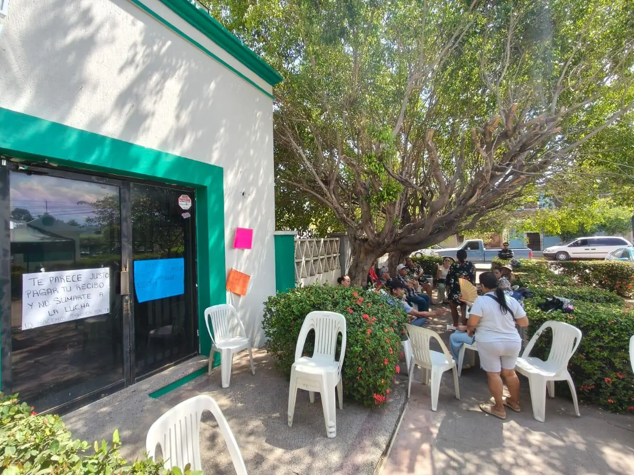 $!Cumplen usuarios inconformes 8 días en toma de Centro de Atención de CFE por altos cobros, en Rosario