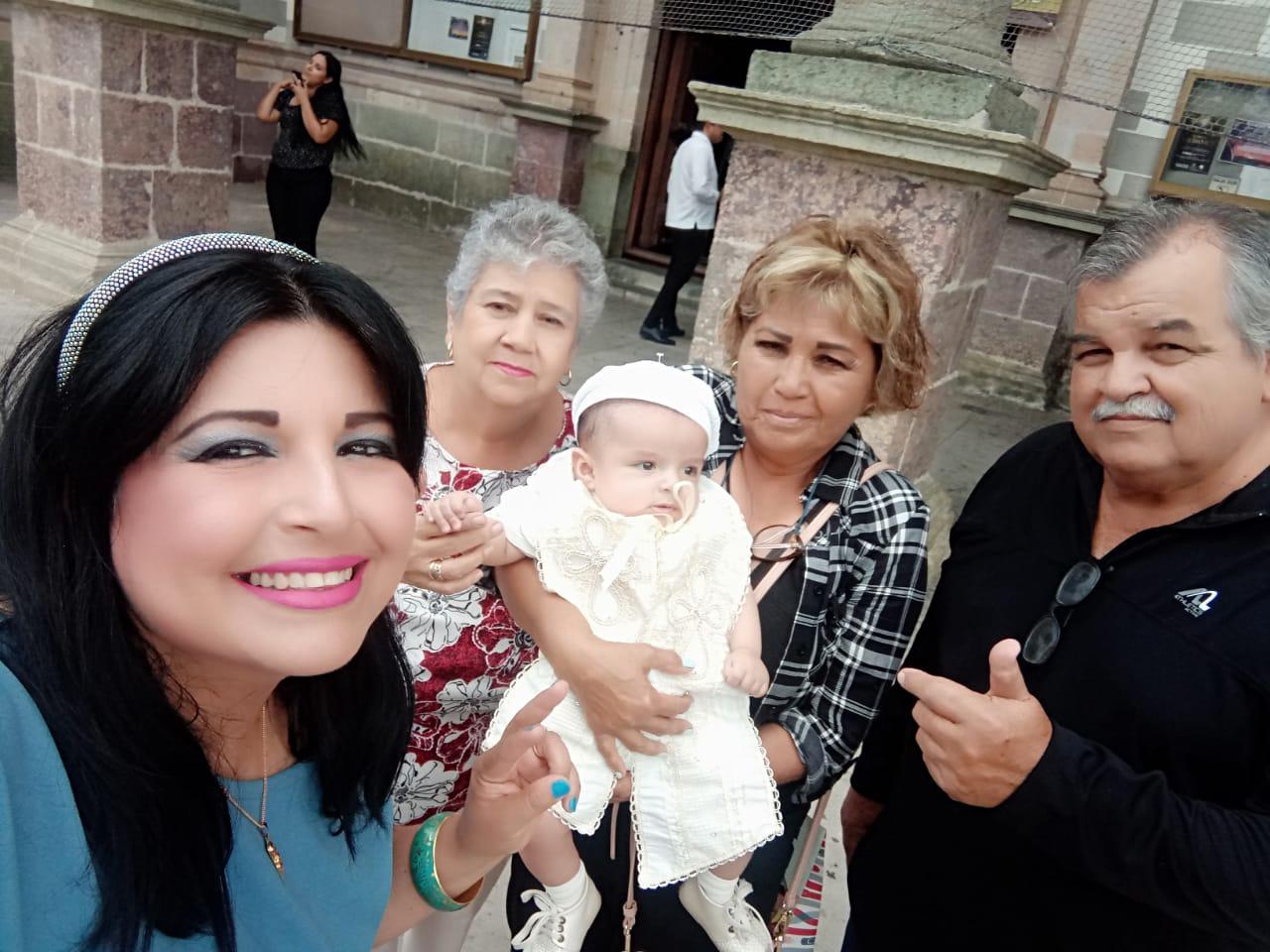 $!André junto a su mamá María Julieta; sus tías abuelas, Alejandrina García y Rosa María Lomelí, y su abuelo Miguel Ángel Rodríguez.