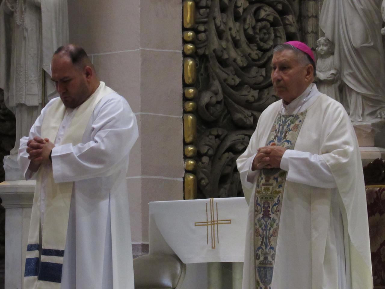 $!Llaman a vivir el amor y la humildad en misa de Jueves Santo en Catedral de Mazatlán