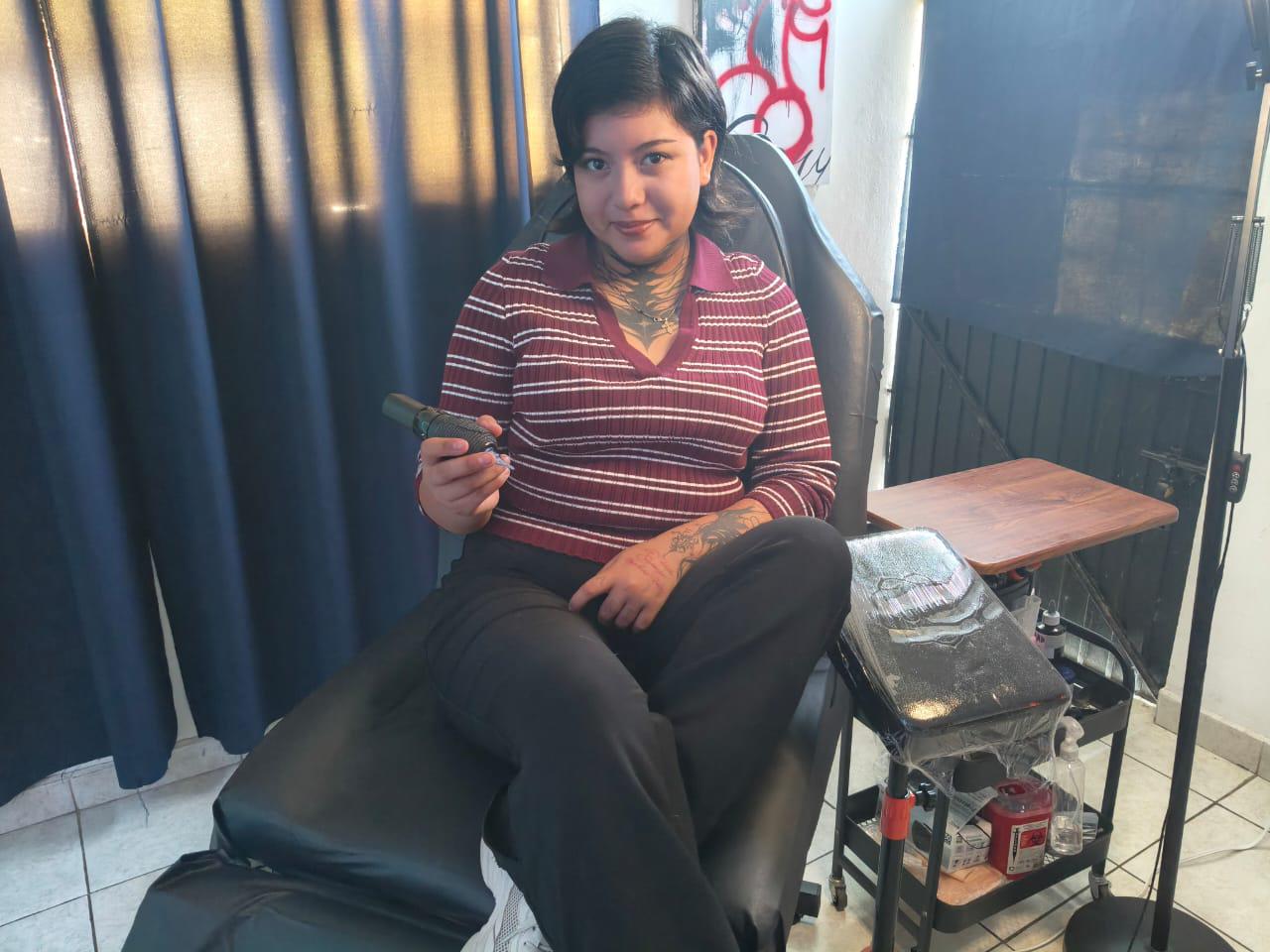 $!Alejandra, la joven tatuadora que convierte la piel en lienzo para crear arte en El Rosario