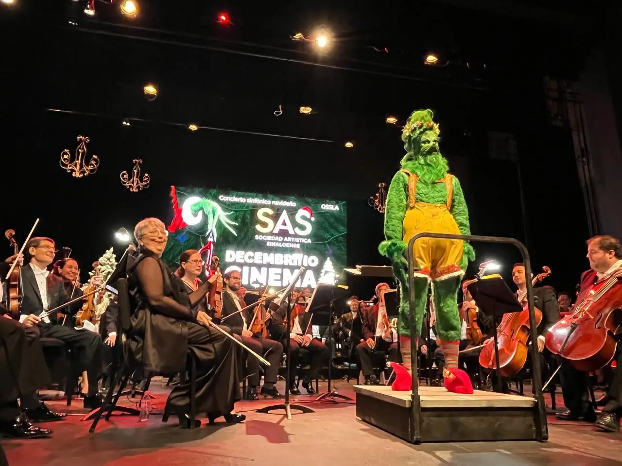 $!El Grinch se hizo presente, intentando arruinar el concierto navideño.