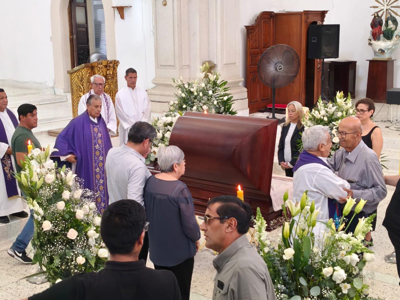 $!Ofrecen misa concelebrada por el eterno descanso de la empresaria Martha Solorza