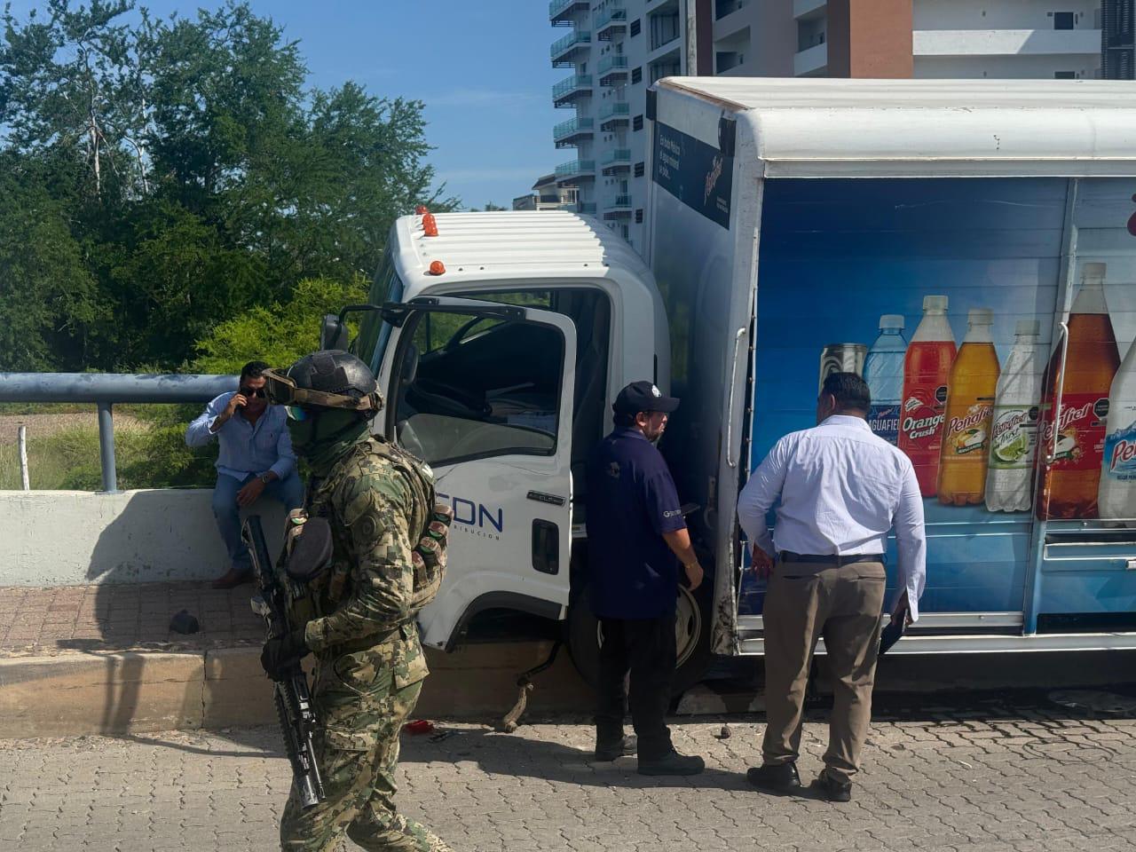 $!Choque entre camión repartidor y van turística deja tres lesionados en Mazatlán