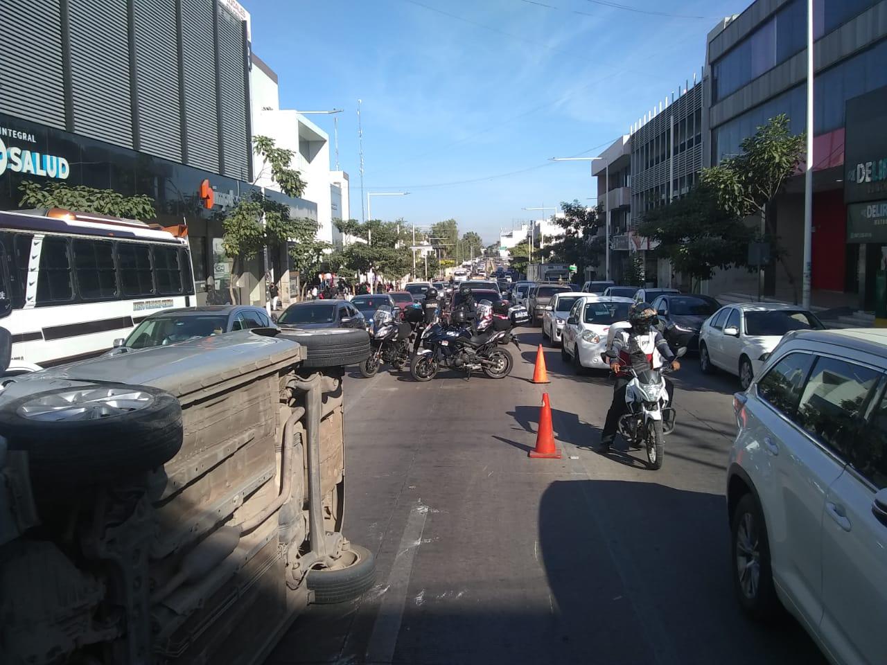 $!Automóvil quedó semivolcado en plena avenida Álvaro Obregón, en Culiacán