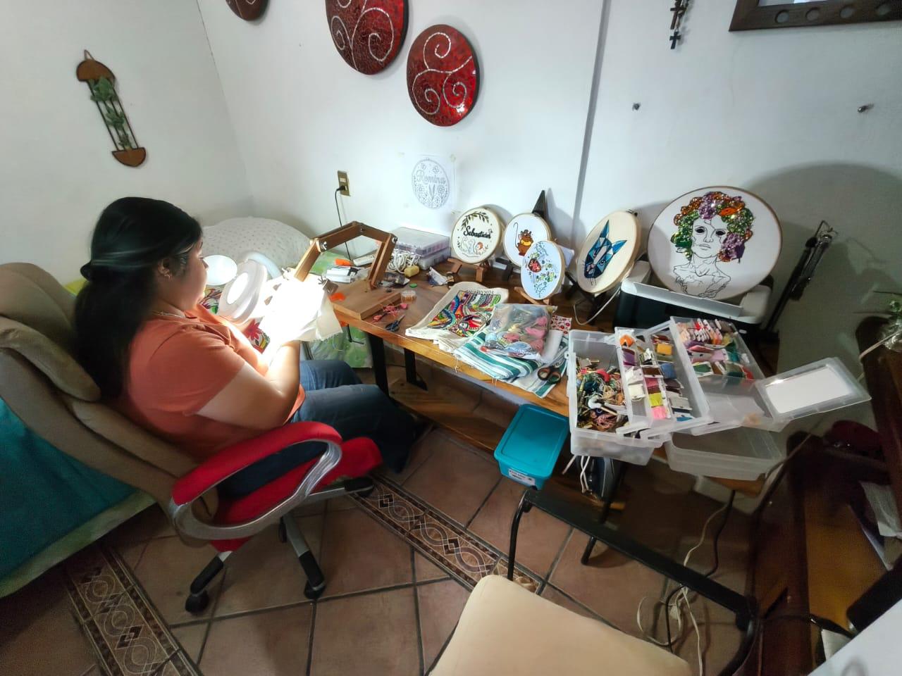 $!Entre puntadas de aguja e hilo, Ana Karen encontró en el bordado una forma de arte en Rosario