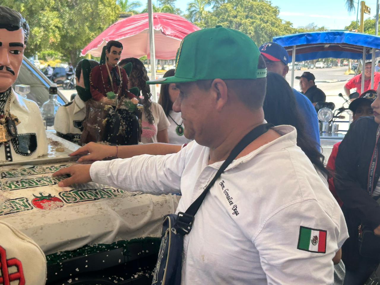 $!Bañan de fe y alcohol a Malverde en su 117 aniversario luctuoso