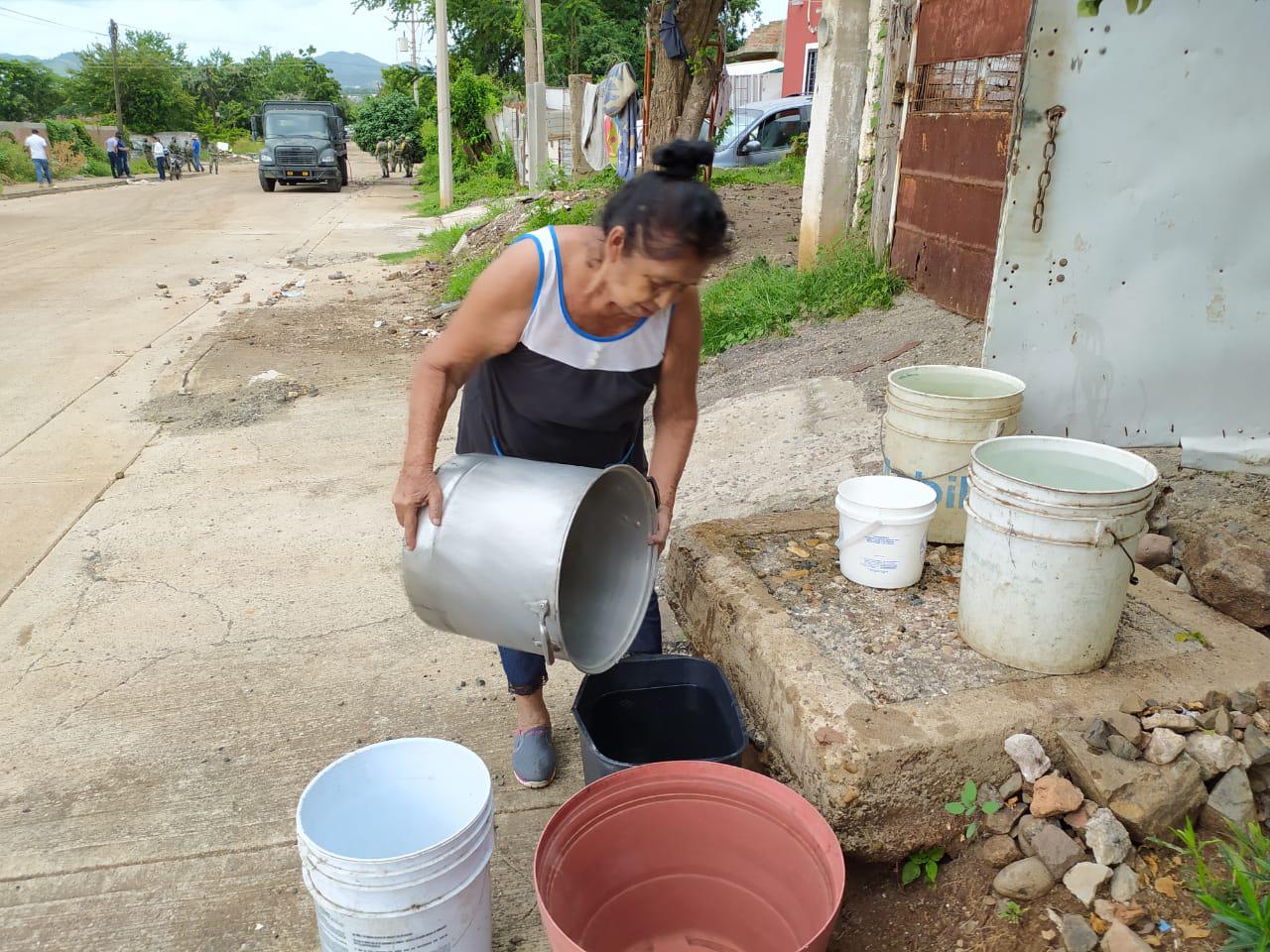$!Ejército ‘deja las armas’ para llenar baldes, cubetas, garrafones y hasta ollas por la falta de agua en Mazatlán