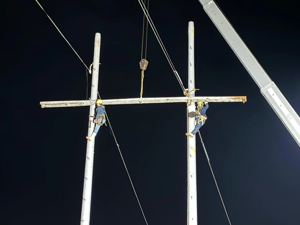 $!CFE recupera servicio tras daños por tormenta en línea Culiacán Tres-Sanalona
