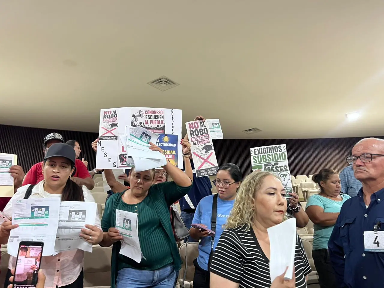 $!Ciudadanos protestan en el Congreso de Sinaloa por altos cobros de la CFE