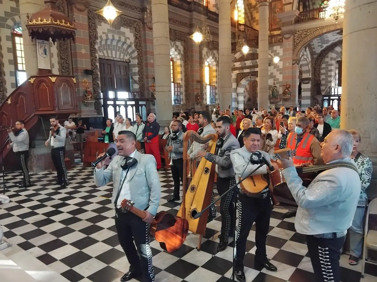 $!Le cantan Las Mañanitas con mariachi a la Virgen de la Inmaculada Concepción en Mazatlán