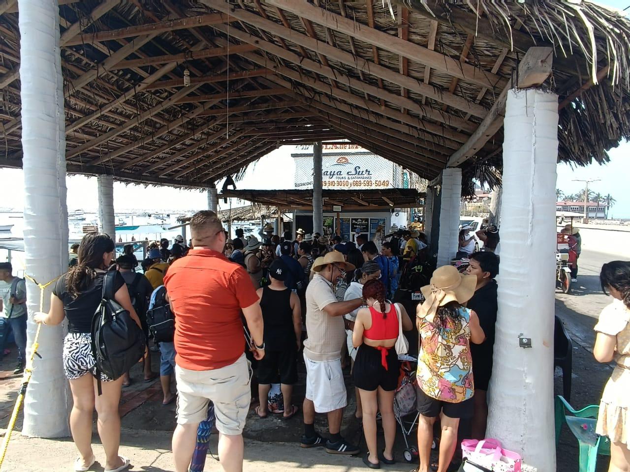 $!En Viernes Santo, miles de turistas disfrutan por la mañana del Faro de Mazatlán