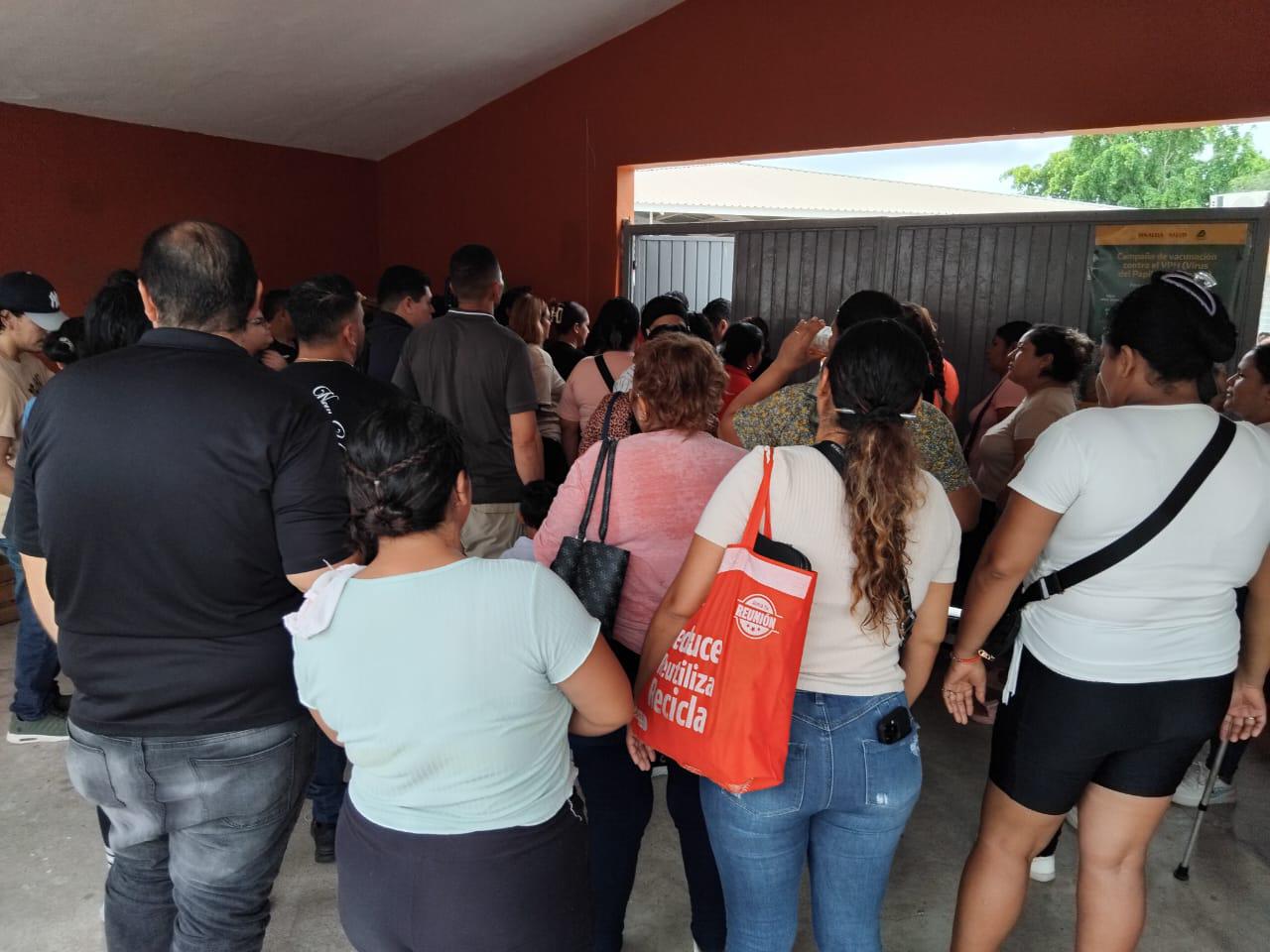 $!Protestan padres de familia en primaria de Mazatlán por manejo de recursos