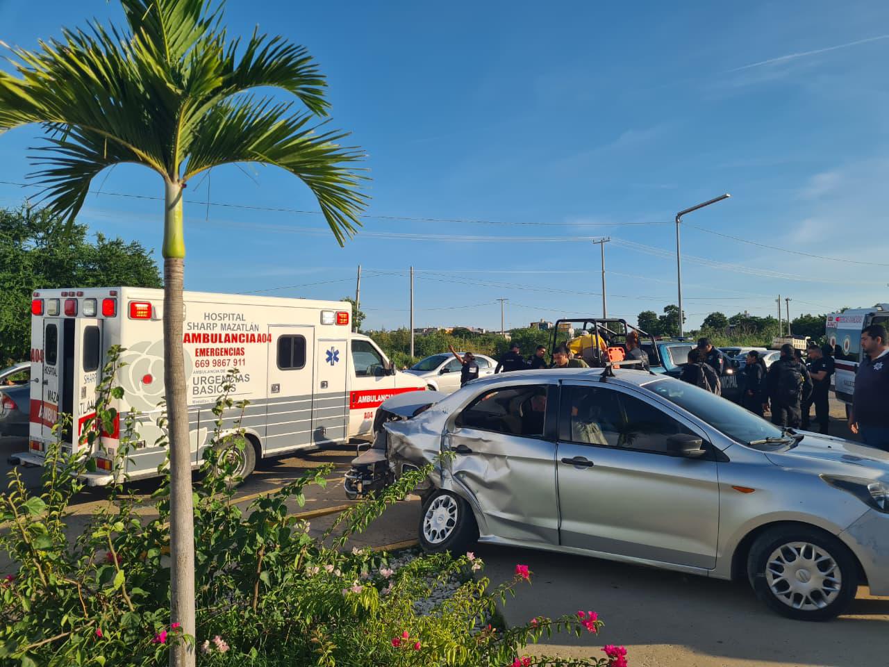 $!Chocan patrulla y automóvil afuera del estadio El Encanto; reportan tres policías y un civil lesionados