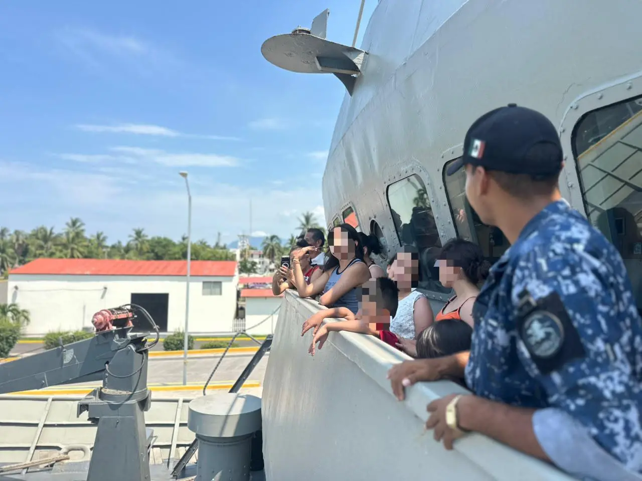 $!Reciben a 11 niñas y niños a bordo de buque de la Armada en Manzanillo